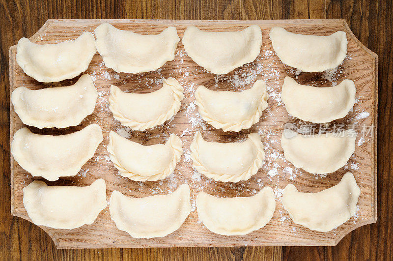 生Varenyky (Pierogi)，充满奶酪